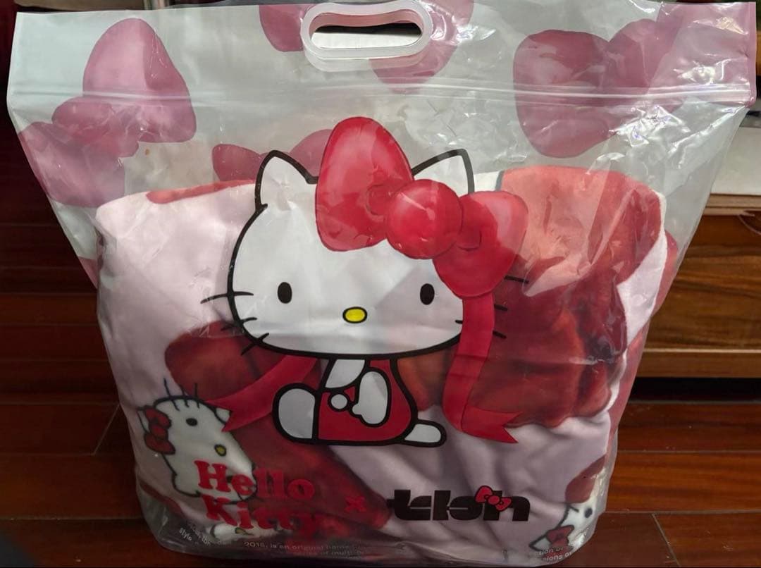 ハローキティ日焼 Hello Kitty tbh 海外限定 トラベルブランケット