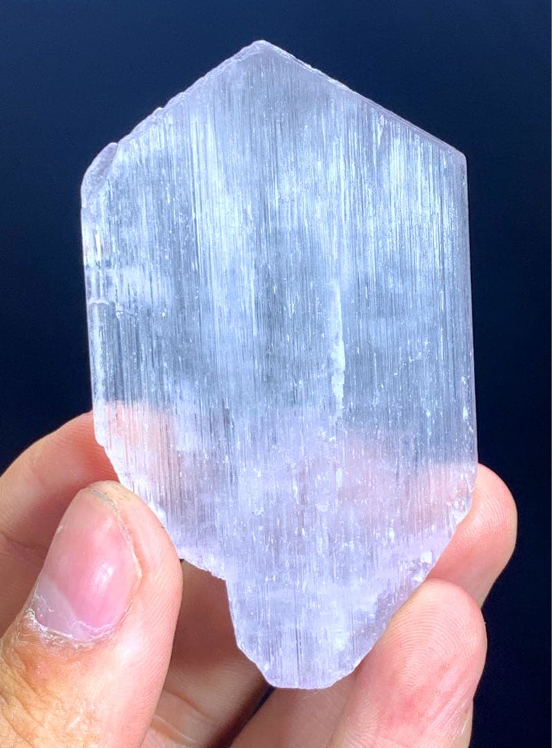 V字型にカットされたピンク色のクンツァイトクリスタル クンツァイト(宝石名クンツァイト)アフガニスタン産 3.90ct 識別済