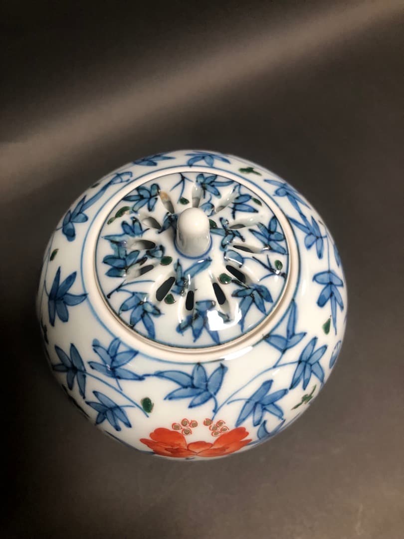 ゆゆです有田焼　色絵唐花文香炉　丈右衛門造　共箱　美品