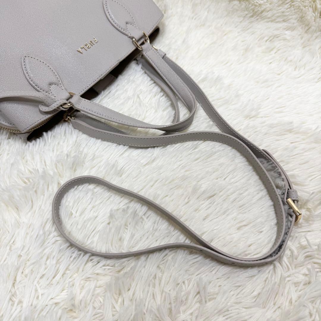 ✨保証書付き✨フルラ 現行 ヴィットリア ショルダーバッグ 現行ロゴ グレージュ