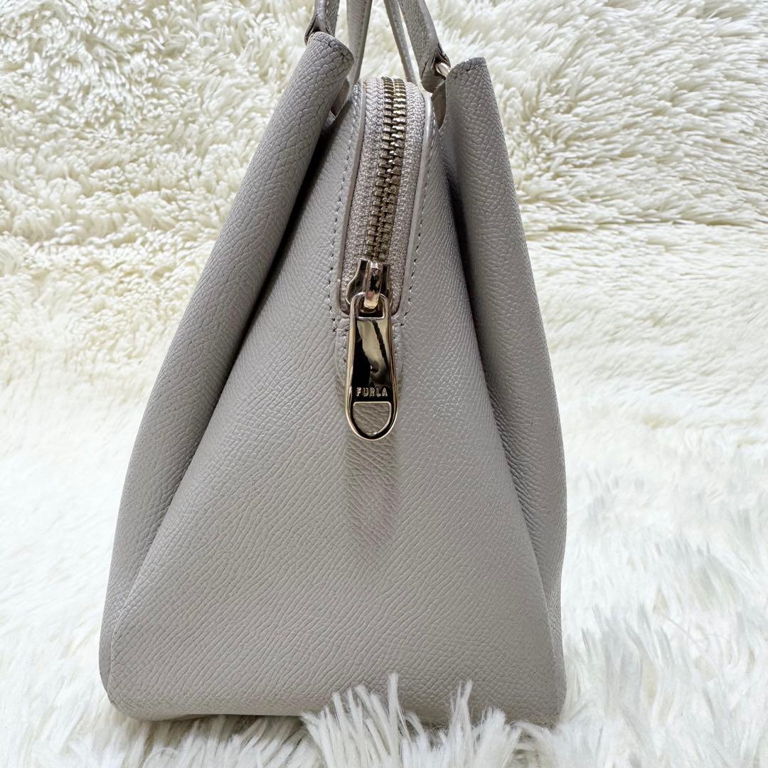 ✨保証書付き✨フルラ 現行 ヴィットリア ショルダーバッグ 現行ロゴ グレージュ