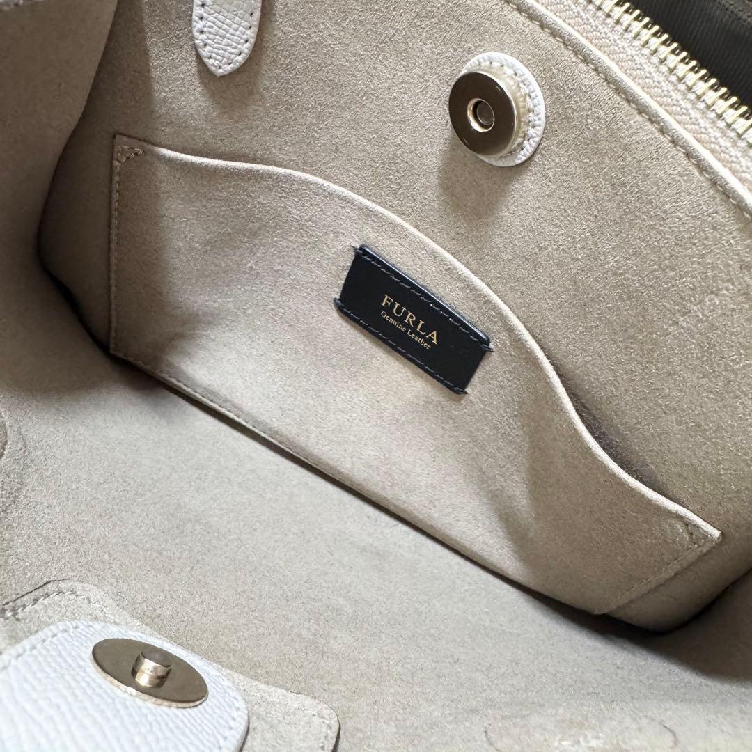 ✨保証書付き✨フルラ 現行 ヴィットリア ショルダーバッグ 現行ロゴ グレージュ