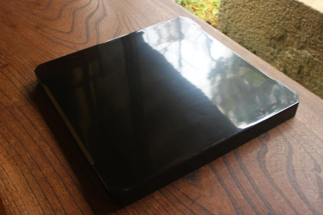 優美な梨地塗に風情ある流水桜文の映える隅切り四方折敷（検輪島塗蒔絵膳お膳お盆