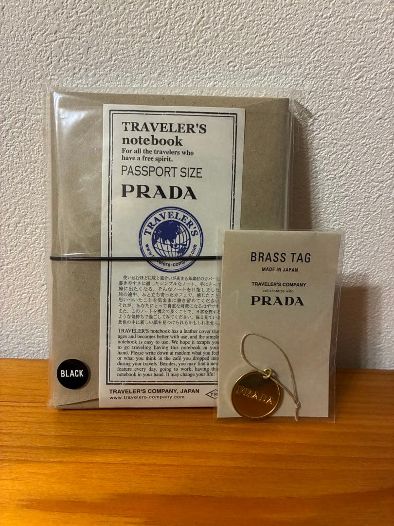 トラベラーズノートPRADAパスポートサイズBLACK & PRADAチャーム 希少品！PRADA✨トラベラーズノート✨黒✨パスポートサイズ✨おまけ