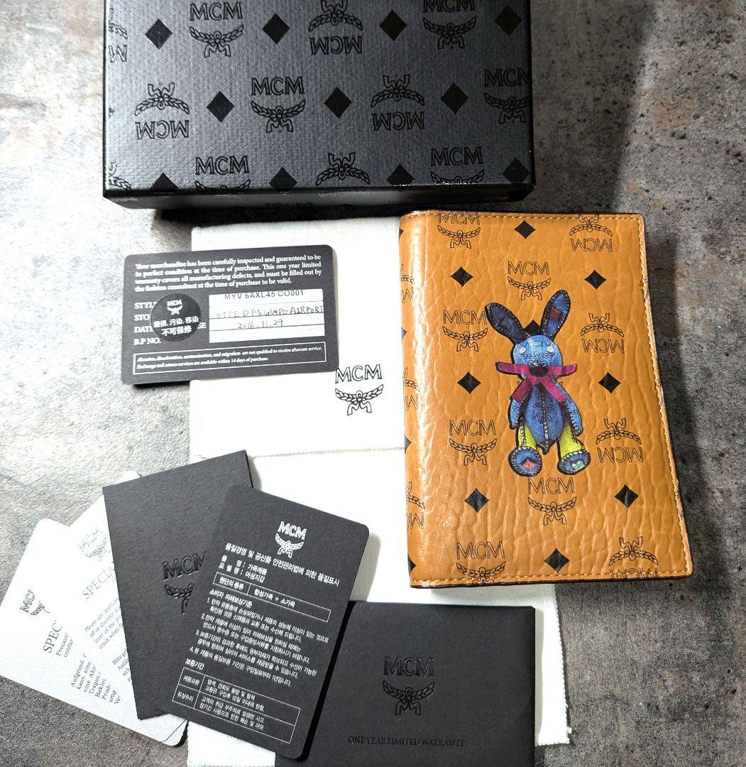 MCM ウサギデザイン パスポートケースオレンジ モノグラム