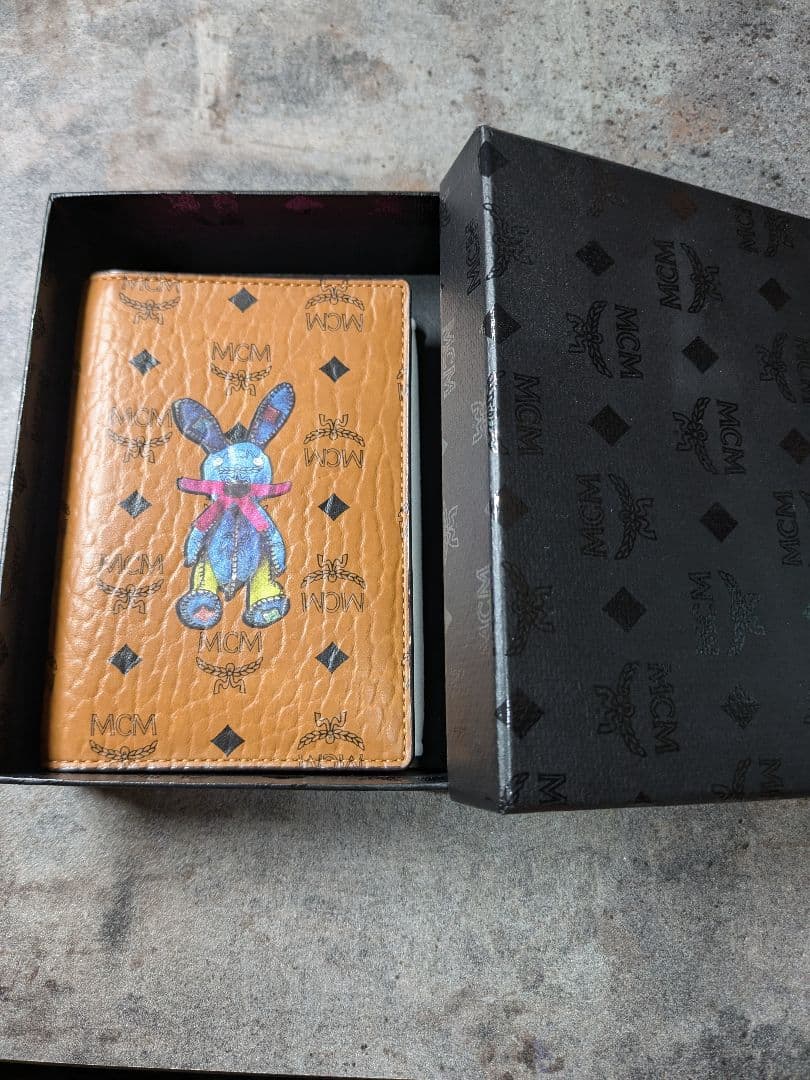 MCM ウサギデザイン パスポートケースオレンジ モノグラム