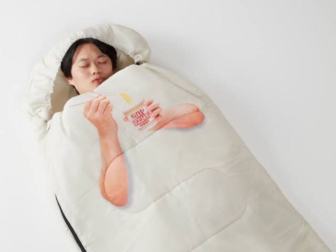 カップヌードルクエスト　カップヌードル食ってる風　寝袋