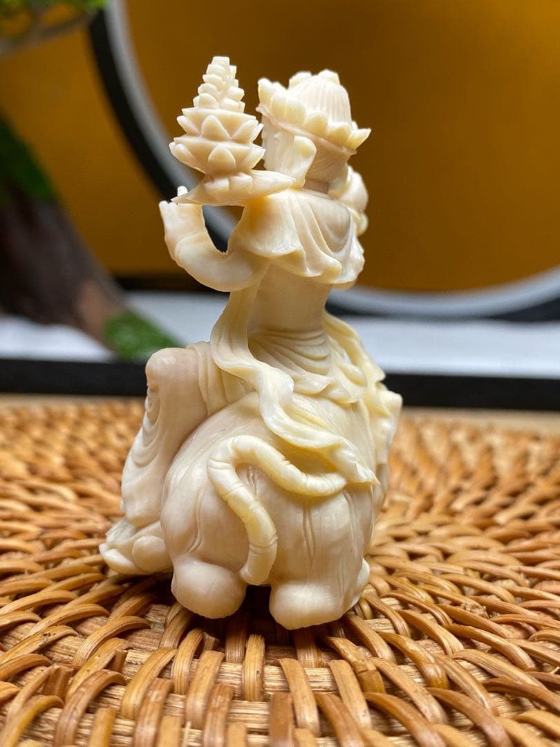 天然マンモス牙美しい手作り彫刻 虚空蔵菩薩 小さいな置物