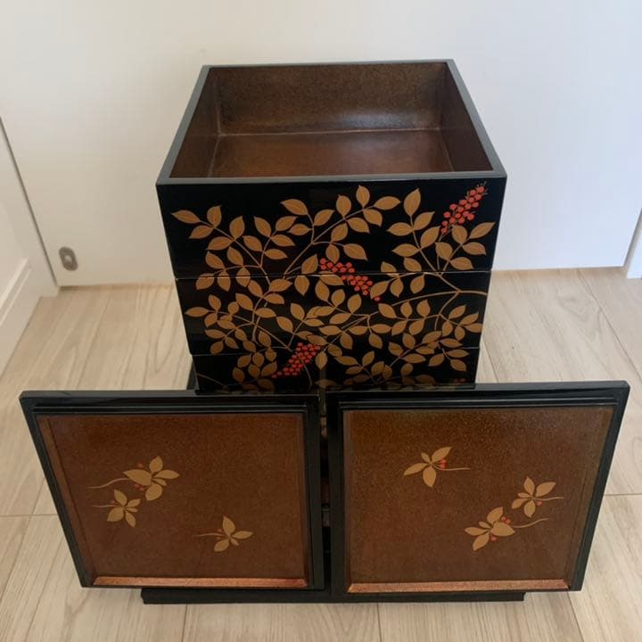 極上 南天蒔絵 呂色内梨子地 小重 台座付 四段重 木製漆器 重箱 お重