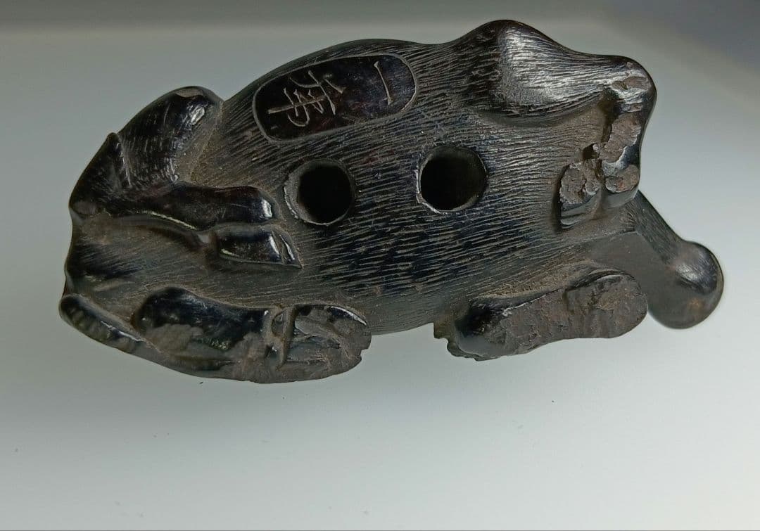 一虎 在銘 根付「伏せ牛」黒檀または埋もれ木 彫 江戸時代 一虎