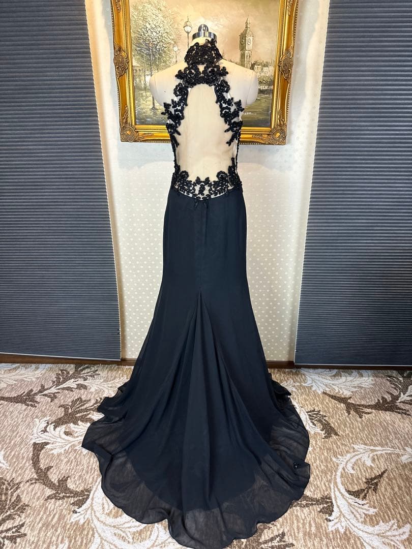 黒のハイネック刺繍ロングドレス