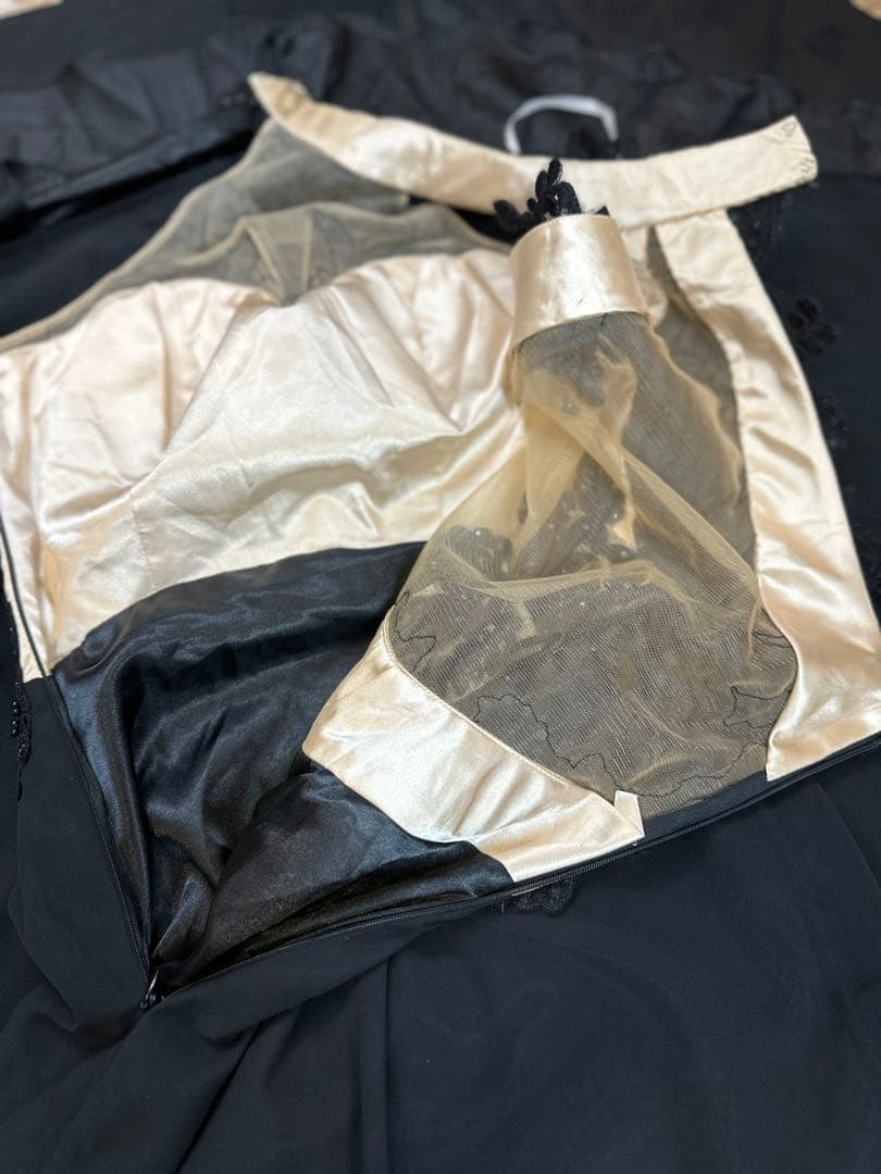 黒のハイネック刺繍ロングドレス