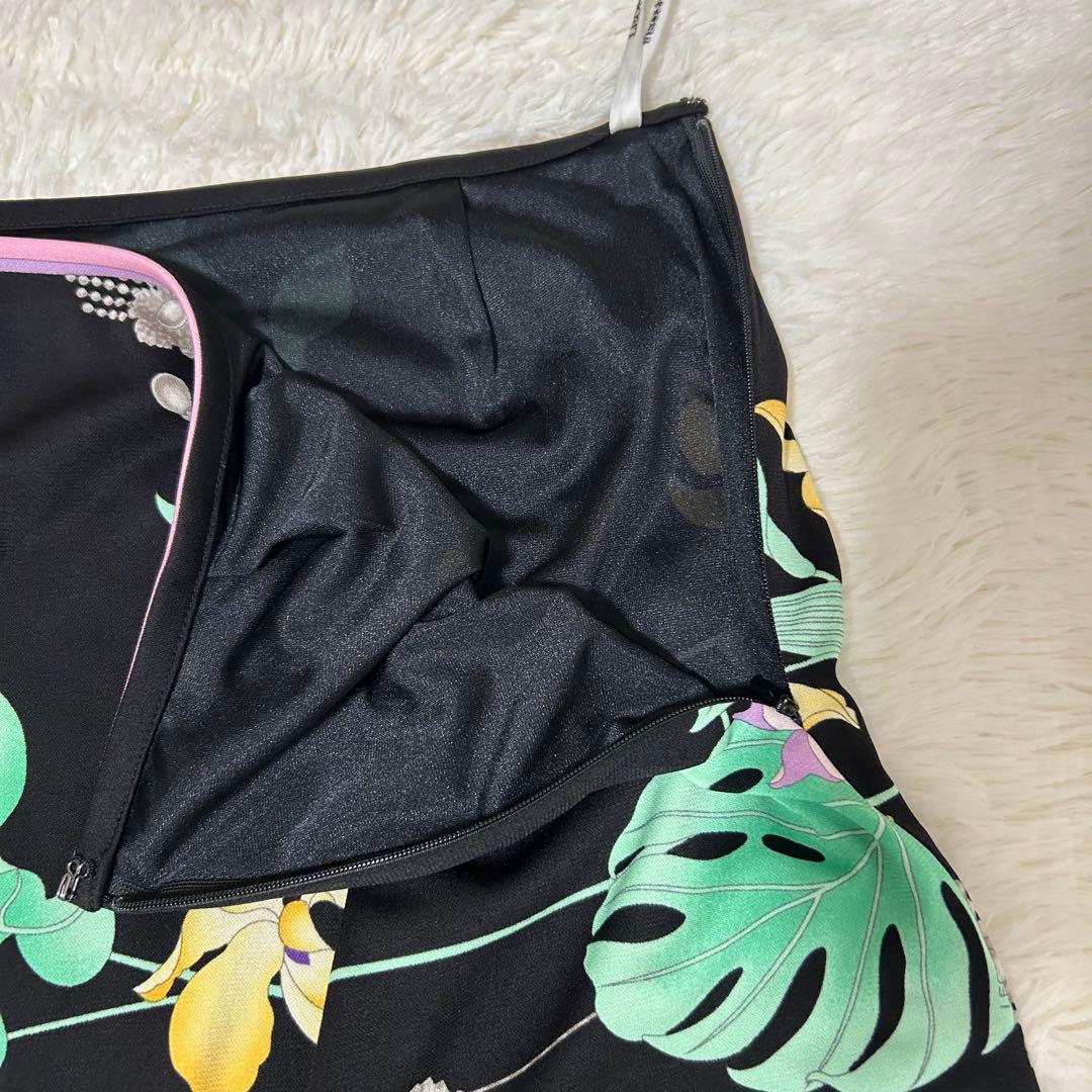 極美品【レオナール】ひざ丈スカート M フレア カンカン素材 近年モデル 花柄