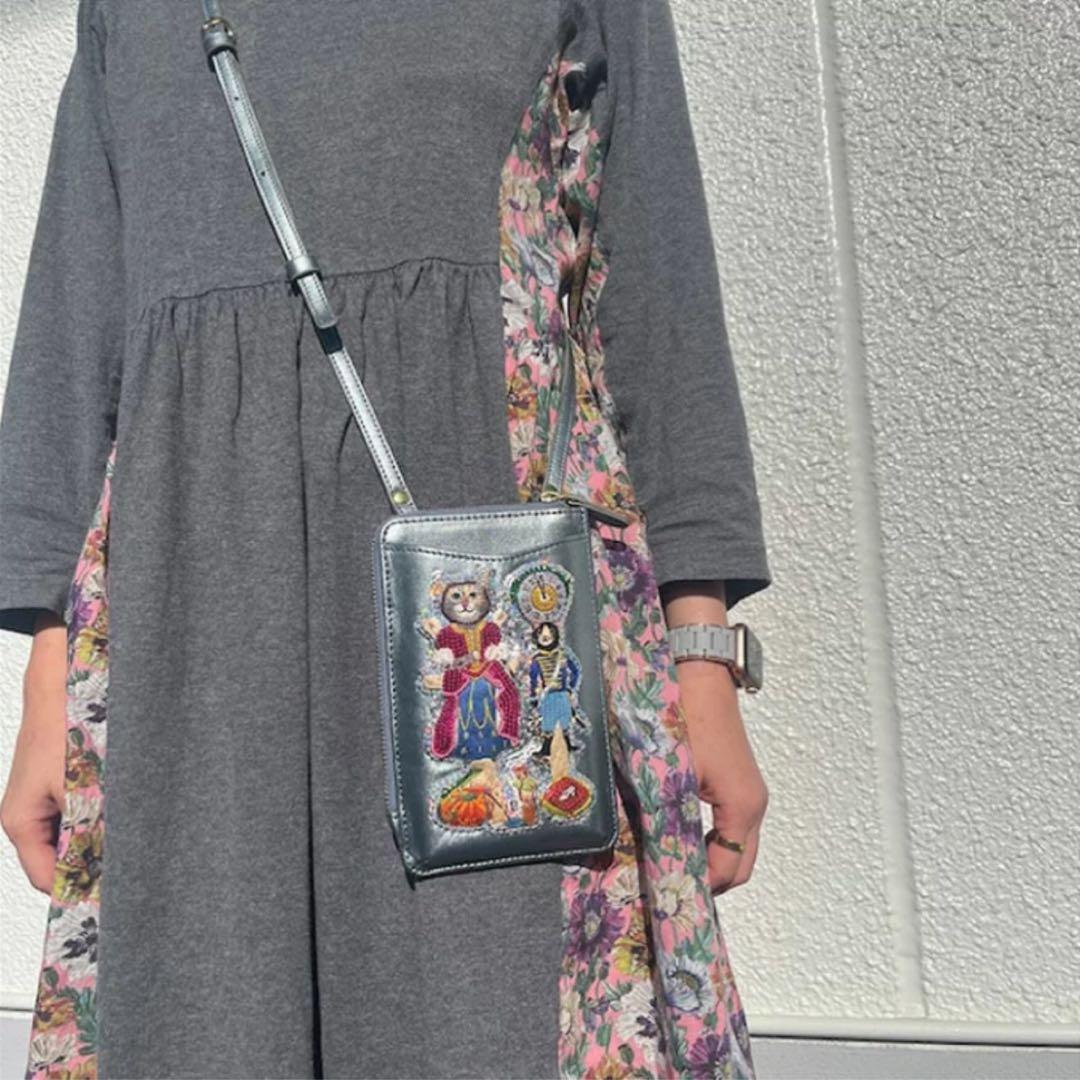 タマオワールド スマホショルダーバッグ 刺繍 レザー 羊革 ねこ シルバー