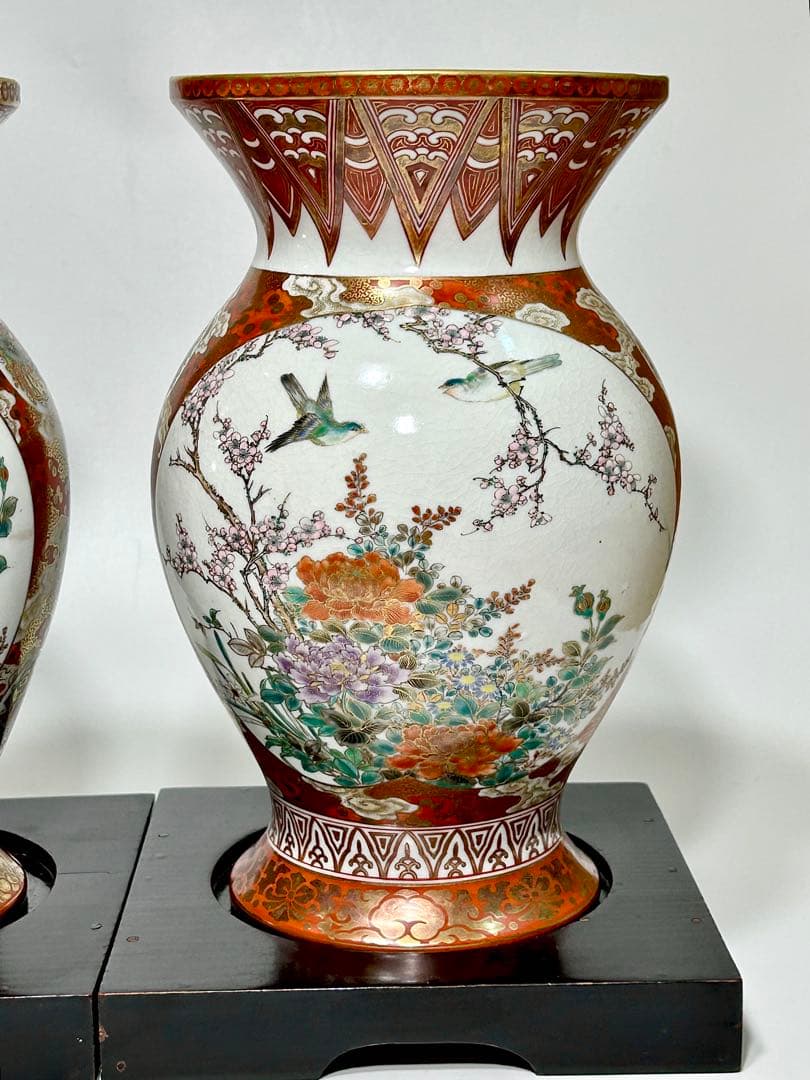 明治九谷 松本佐平 松雲堂 赤絵金彩梅鶯文虎渓三笑図花瓶一対 九谷焼 九谷