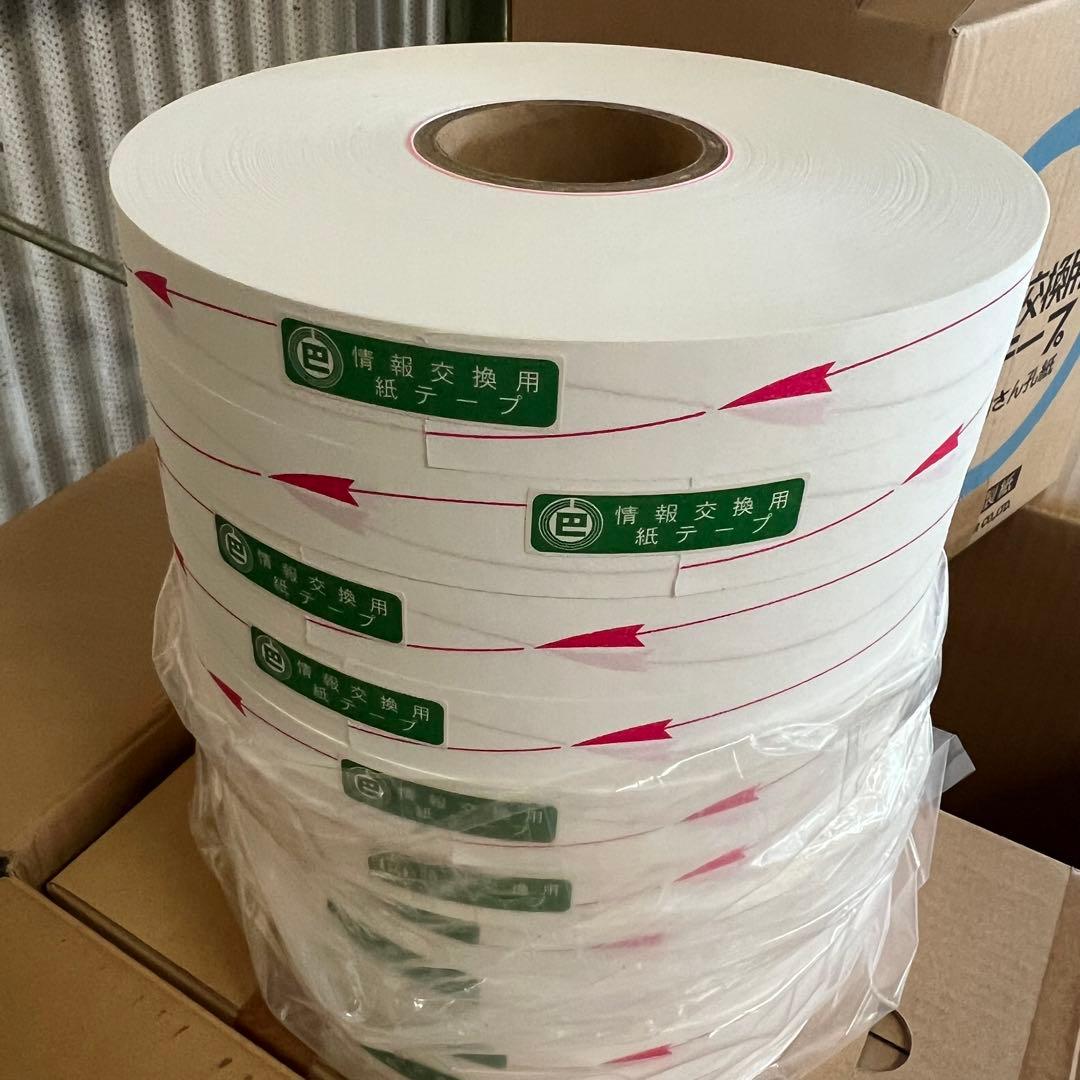 40巻4箱 情報交換用紙テープ 幅25.4 (白)赤矢印 内径60 巴川