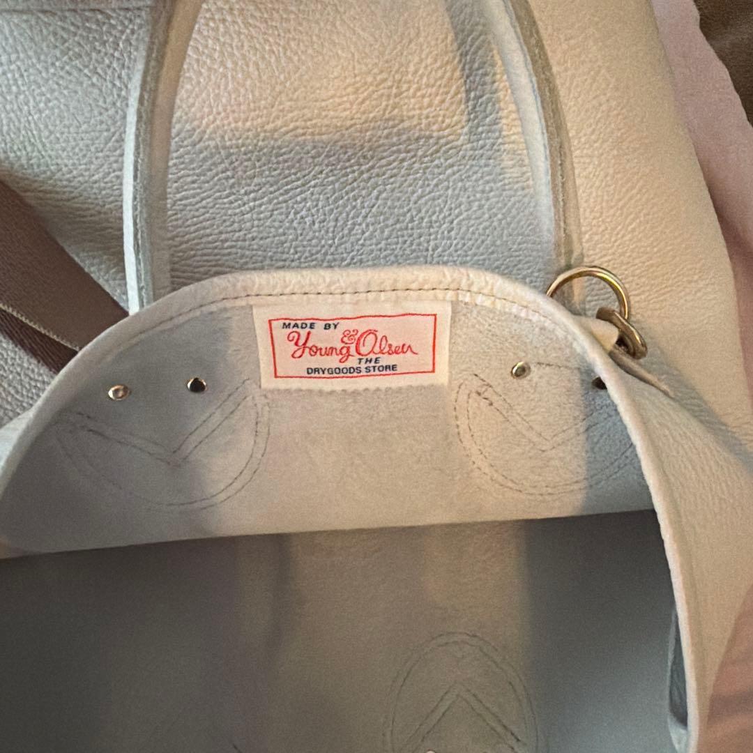 YOUNG & OLSEN エンボスレザーショルダーバッグ　ホワイト