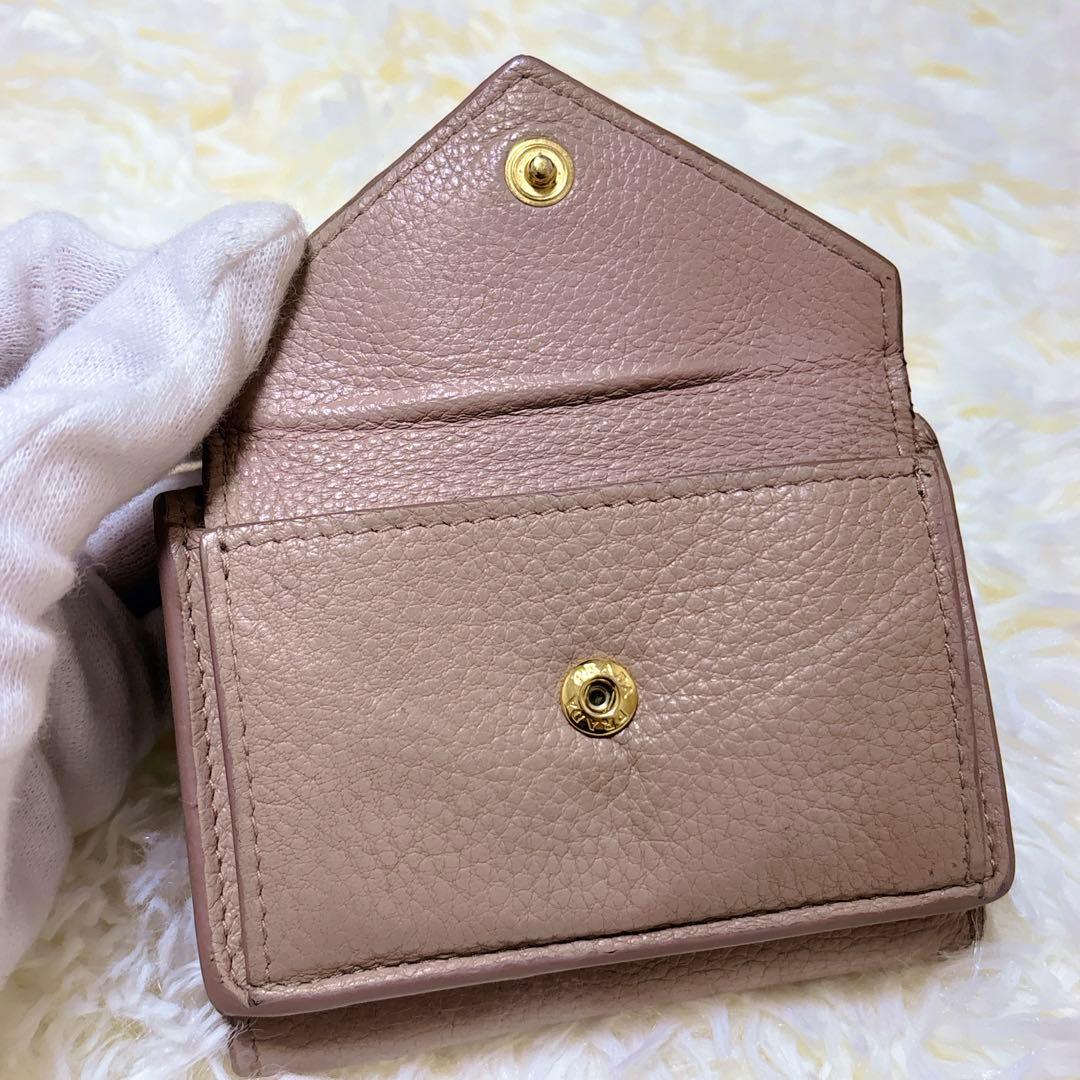 プラダ 三つ折り財布 レター型 シボ革 ロゴ金具 ミニ コンパクト