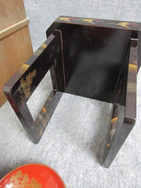 黒塗蒔絵遠山に群鶴図盃台と朱塗松に鶴図盃共箱付き [B27781]