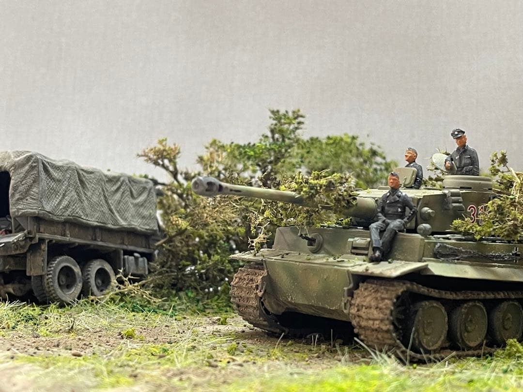戦車ジオラマ　1/72 ドイツタイガー戦車とUS装甲車+カーゴトラック