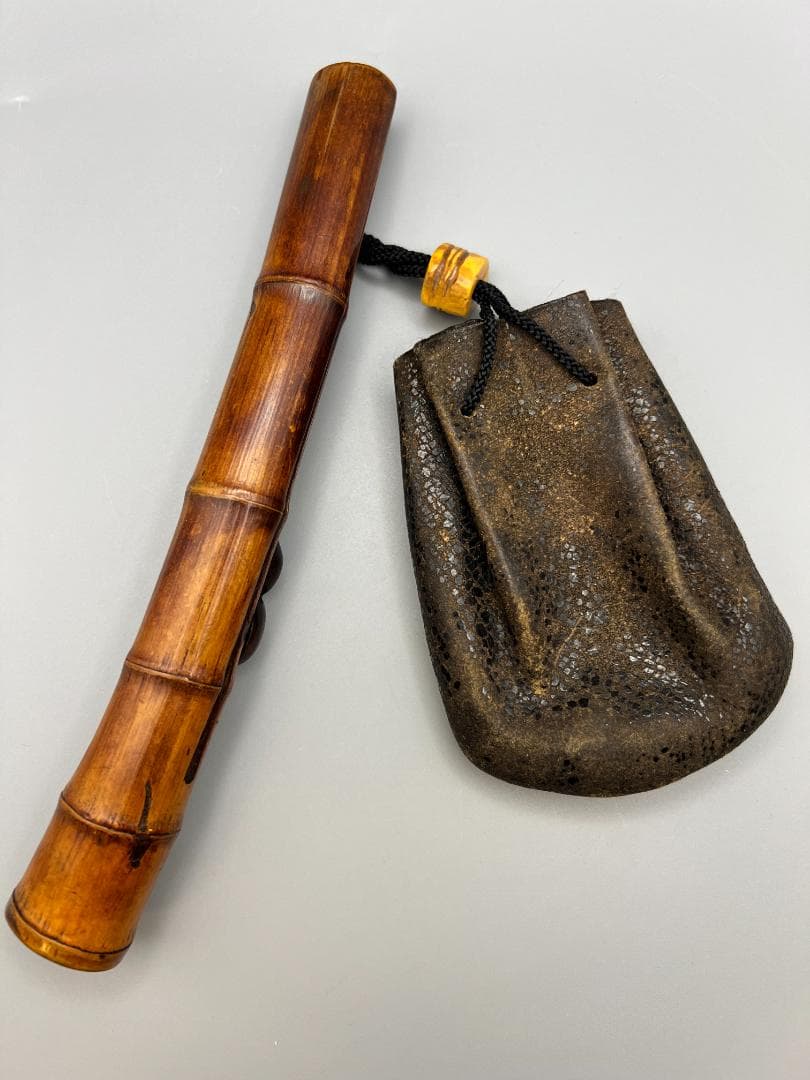 明治時代 竹製キセル入れ 在銘 紫檀製瓢箪高肉 蝸牛萌絵