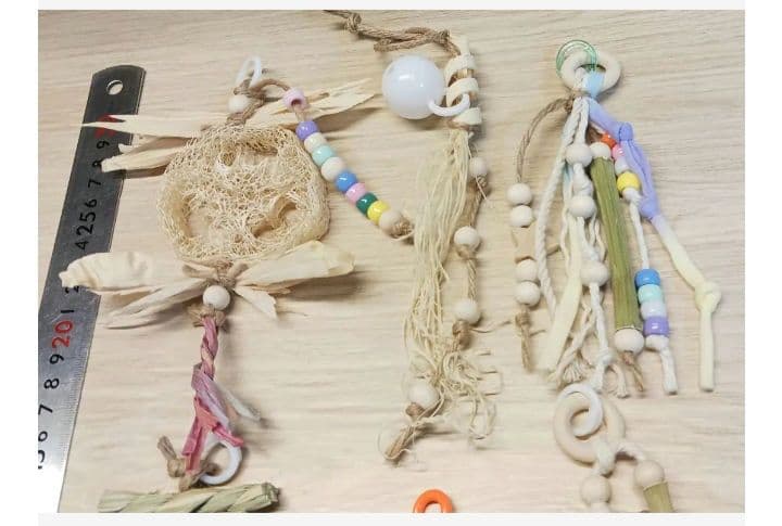 v99 自然素材 ハミハミ吊り下げおもちゃ 文鳥 インコ バードトイ バルサ