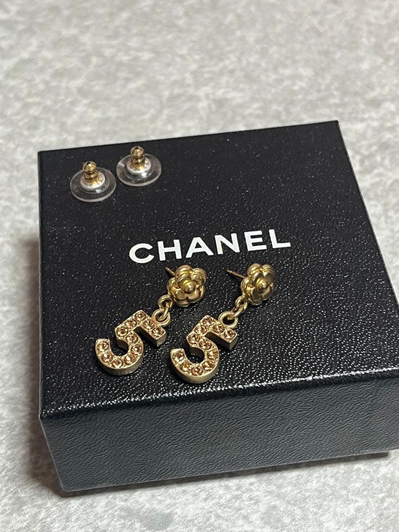 CHANEL カメリアとNo.5xラインストーンのシャネルピアス シャネル ココマーク カメリア ラインストーン ピアス GPゴールド