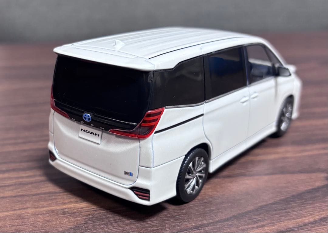 『美品』新型ノア 90系 カラーサンプルミニカー