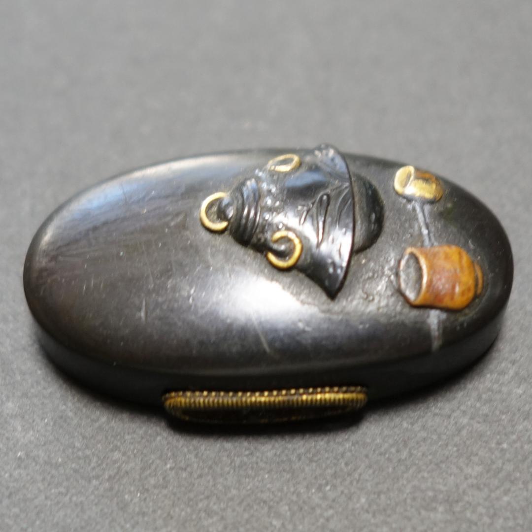 【 在銘 赤城軒元孚 赤銅磨地 金銀銅色絵 茶道具図縁頭 】 (箱・布団付き)