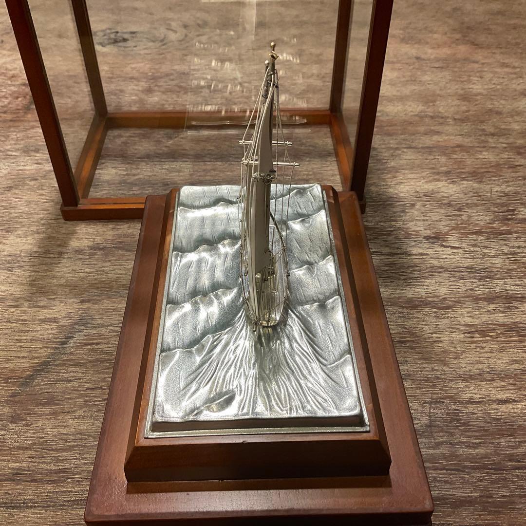 銀製(純銀刻印)帆船 置物 台付 ヨット シルバー 金属工芸 ガラスケース