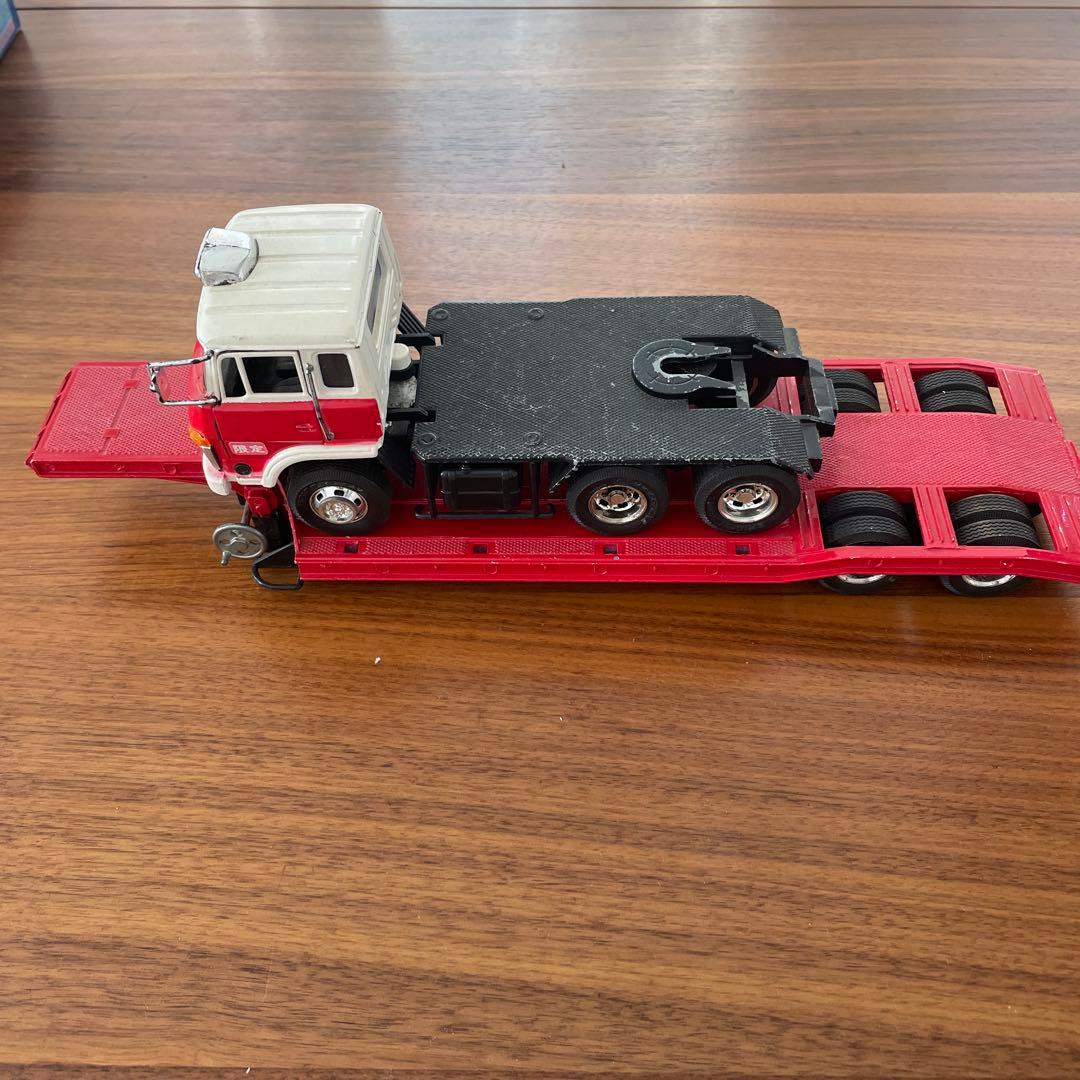 トミカ 赤と白 トレーラー 6ホイール