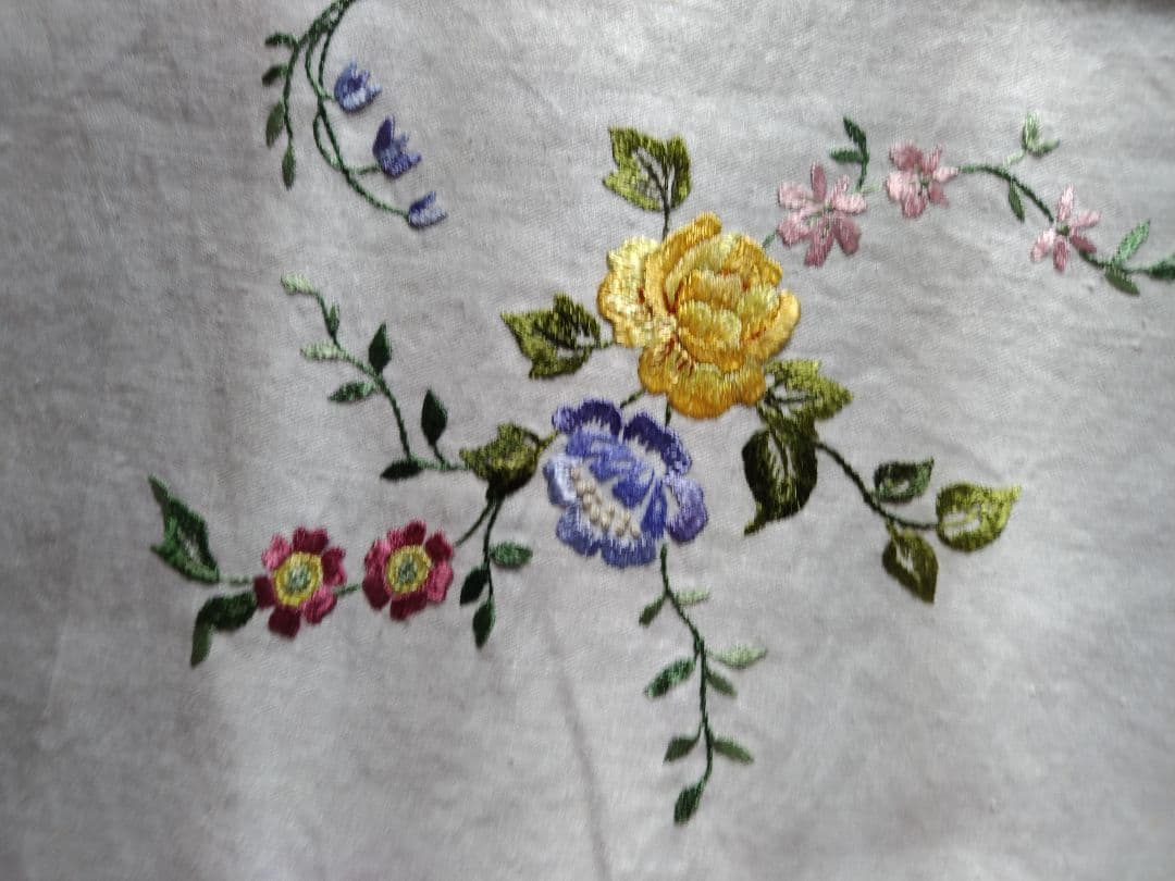 白色地花柄刺繍 テーブルクロスハンドメイドビンテージ