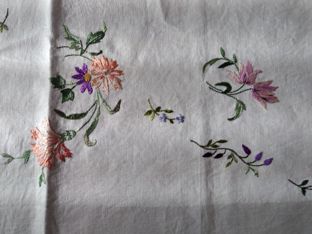 白色地花柄刺繍 テーブルクロスハンドメイドビンテージ
