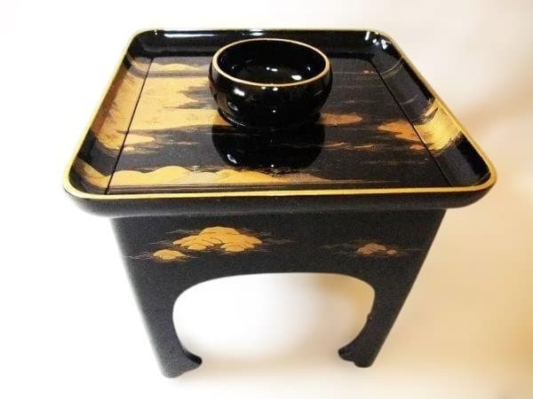 酒器 三ツ重揃 盃台 惣黒 金蒔絵 漆塗りの黒と金の膳と赤い皿