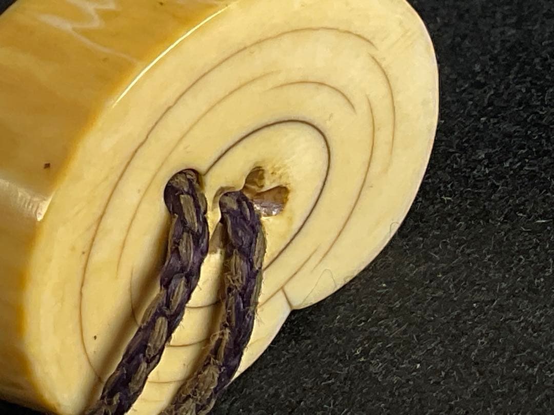 根付 提げ物 水鳥の図 トンボ玉緒締 饅頭根付