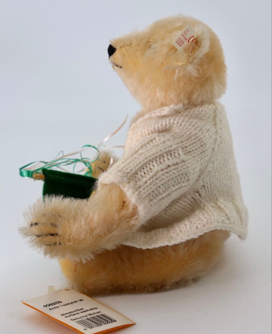 Steiff C.U. gathering bear with flag1995