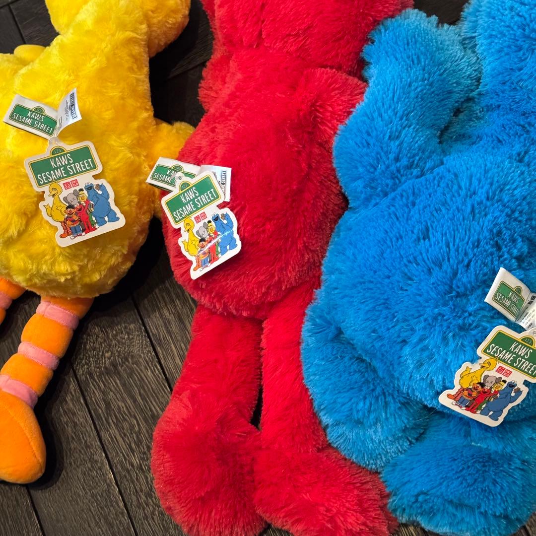 【新品】 ユニクロ Uniqlo × Kaws セサミストリート ぬいぐるみ
