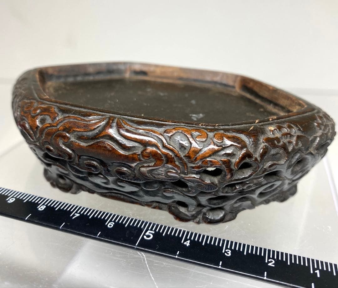 錫半扇の打ち出し模様付き花瓶