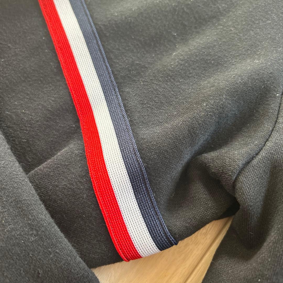 MONCLER フード付き ブラックパーカー