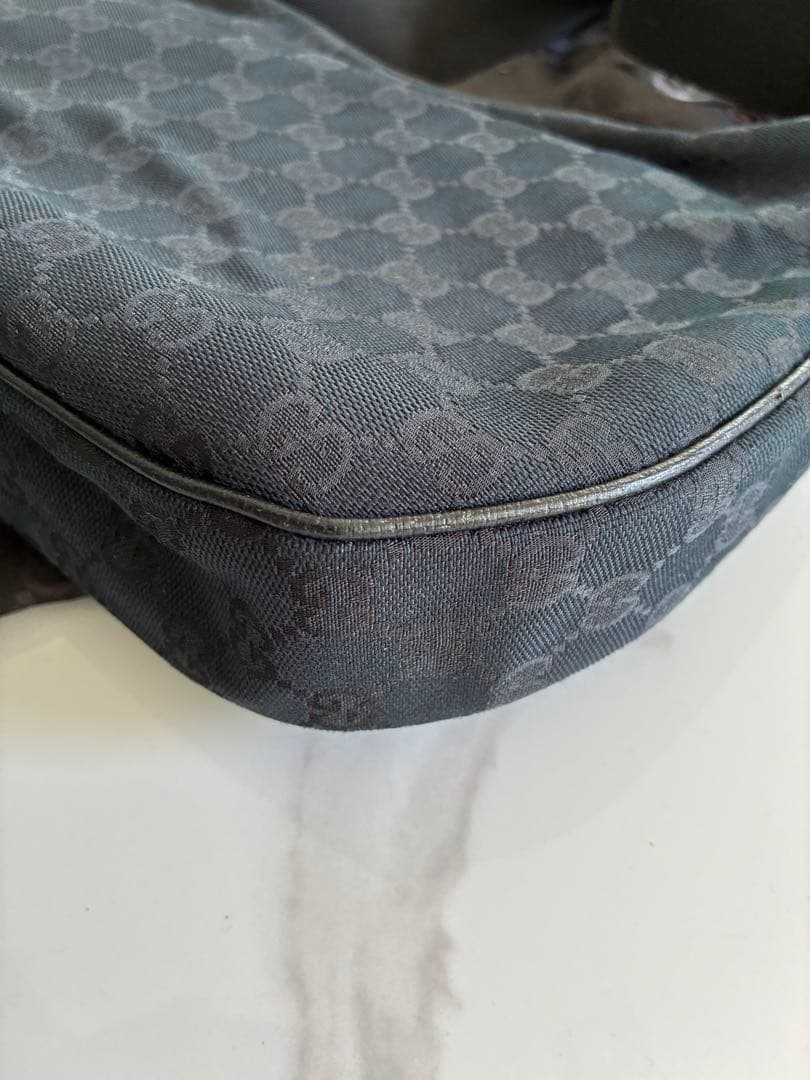 グッチ ハーフムーン ショルダーバッグ ロゴプレート GGキャンバス 黒