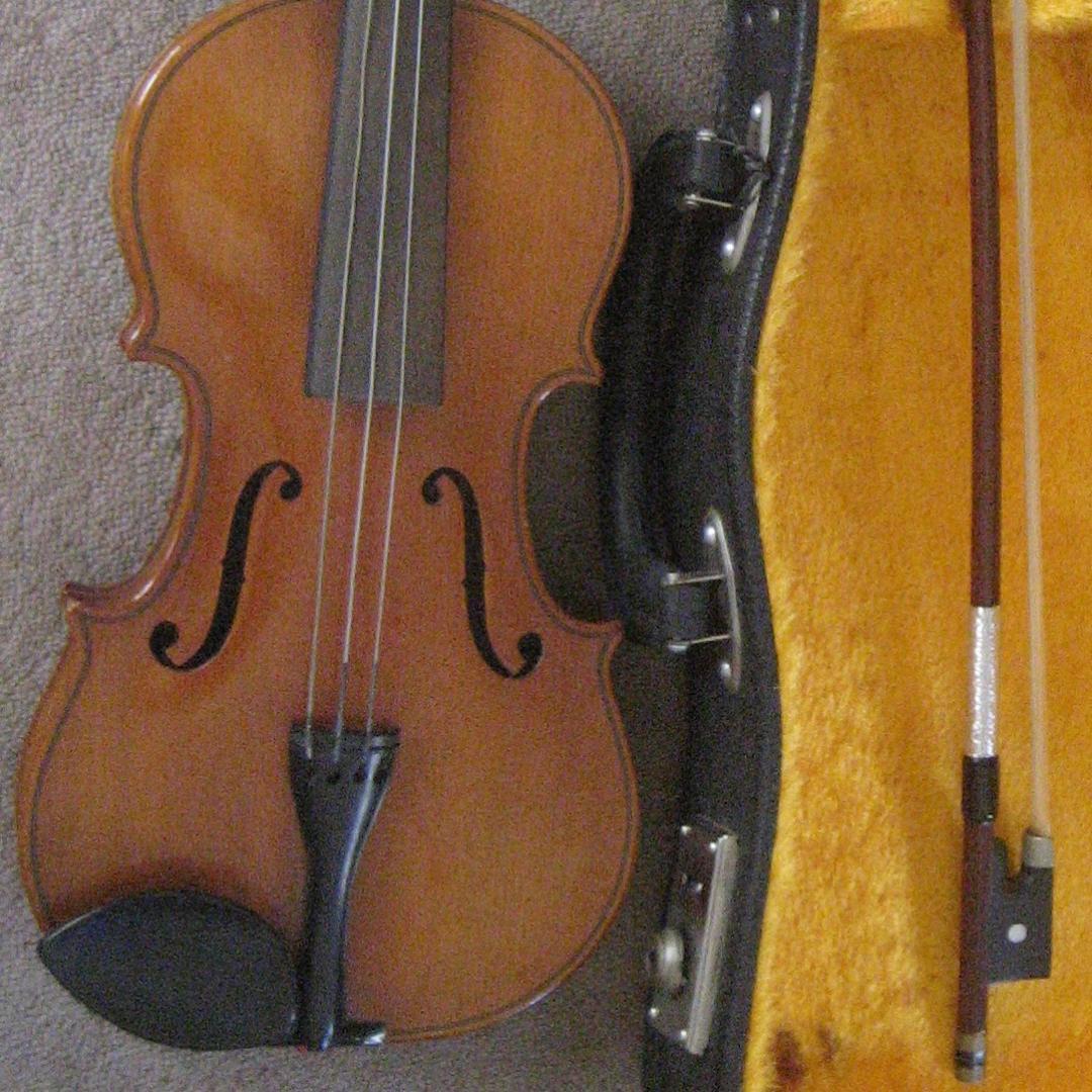 久々の大サービス　スズキバイオリン1/8 美品です　お店や玄関のアクセントにも