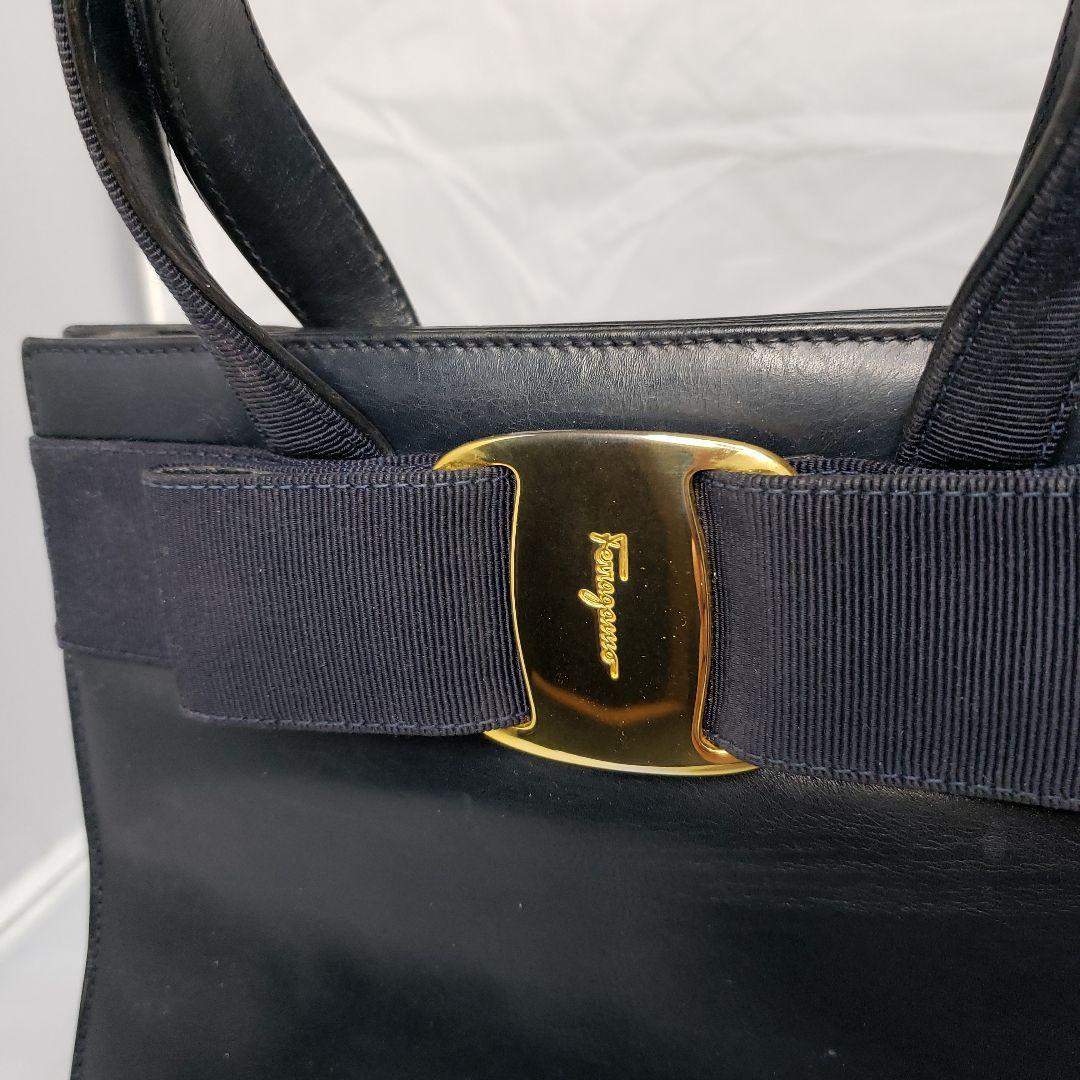 サルバドール　フェラガモ　 ヴェラリボン　黒レザーハンドバッグ ゴールド金具付き