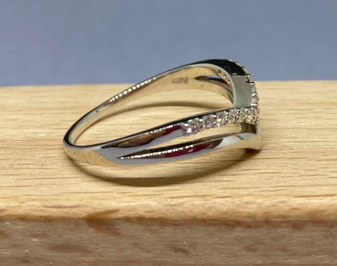 【新品未使用】PT950 天然ダイヤモンド V字　リング