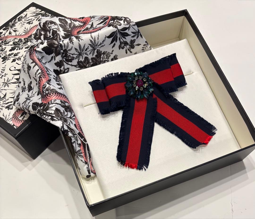 グッチ☆リボンブローチ シェリーリボン✖️ラインストーン 蜂 ロゴ