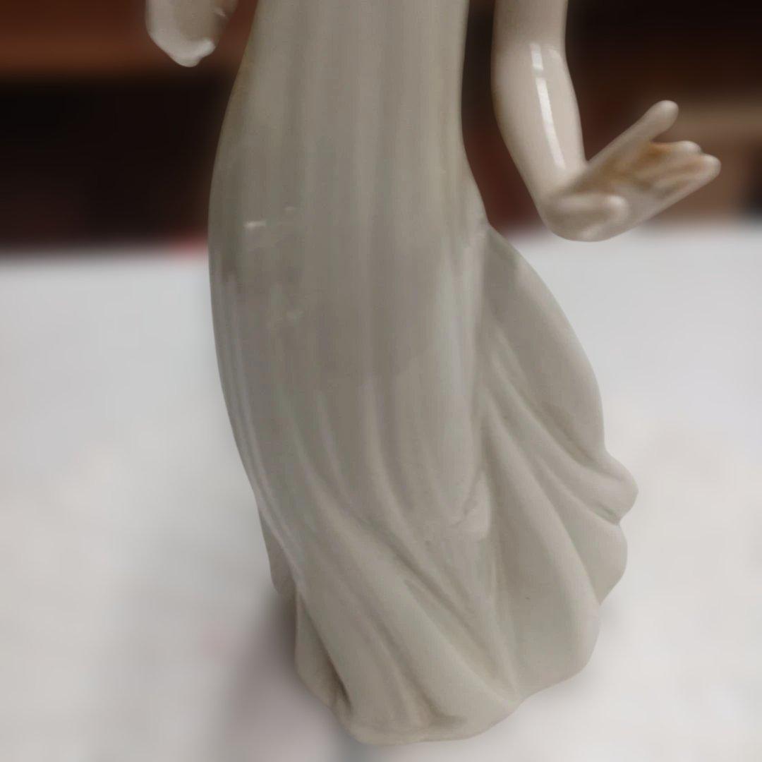 リアドロ ナオ 一輪の花を持つ女性 - メルカリ