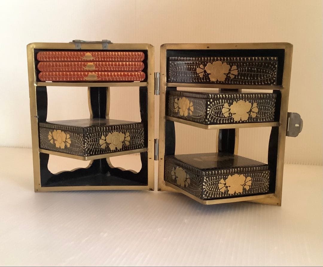 戦前の雛道具♪蒔絵三ツ葉盛上紋様手付き細工棚入御重箱♪金具にくすみ♪アンティーク