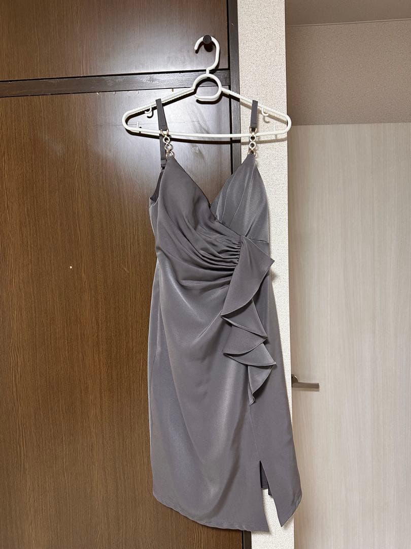 Veautt ショルダーチェーンドレス