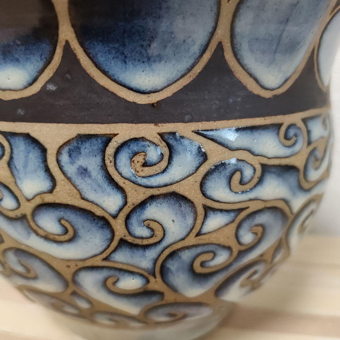 沖縄やちむん　青と茶色の渦巻き模様の陶器