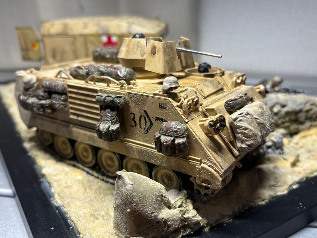 戦車　ジオラマ　1/35 デザートワゴン　軍用車両ambulanceと兵士