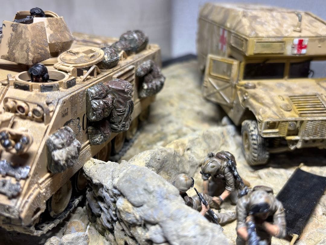 戦車　ジオラマ　1/35 デザートワゴン　軍用車両ambulanceと兵士